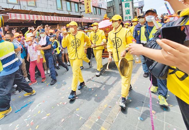 图为22日白沙屯妈祖銮轿在朝天宫庙方欢迎下，香灯脚齐喊「进喔、进喔」以三进三出的传统方式隆重入庙。（资料照 周丽兰摄）
