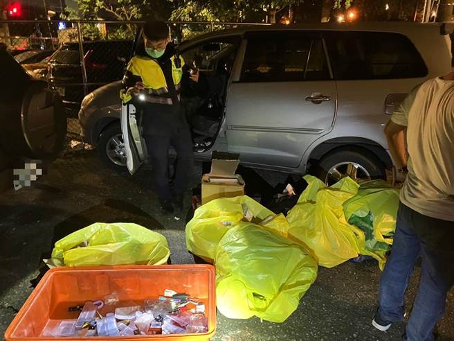 被害人放在车上的娃娃机商品都被王嫌搬到车外。（警方提供）