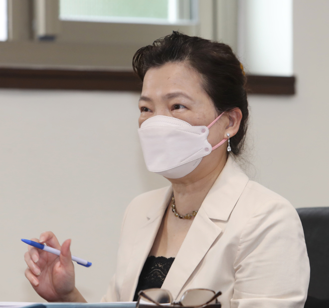 經濟部部長王美花（見圖）23日赴立法院經濟委員會，報告「餐飲業者行銷補助及紓困特別預算延長一年」，並備質詢。會前，王美花受訪。（劉宗龍攝）