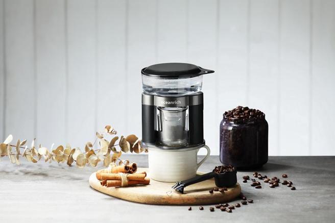 （台南晶英酒店「啡」比尋常住房專案，入住套房贈S3 Plus+二合一手沖迷你咖啡機，提供黑、粉、紅共三款顏色供客人挑選。圖／台南晶英酒店提供）