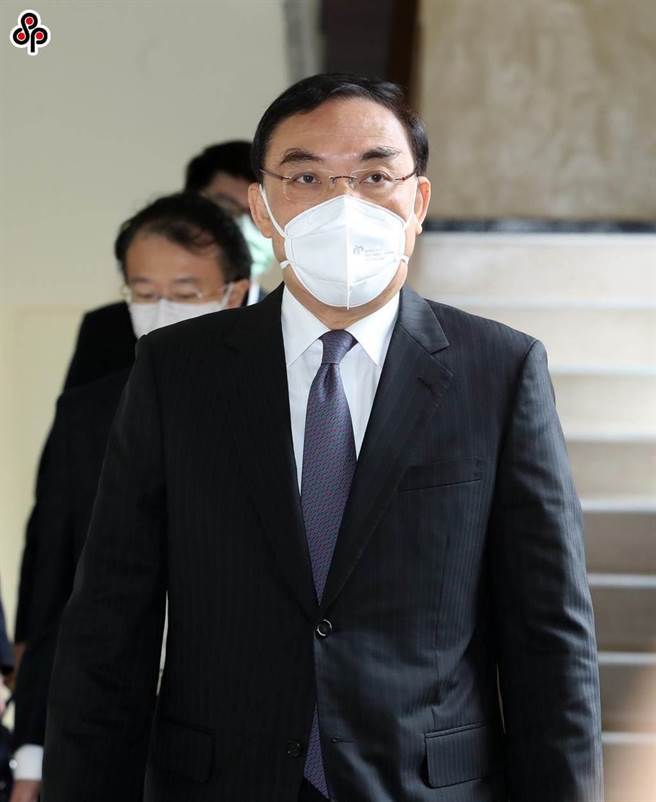 法务部长蔡清祥今（23日）表示，法务部可以搜集外国的立法例，再邀学者专家一起讨论。法务部部长蔡清祥（见图）23日赴立法院司法及法制委员会，并于会前受访。 （刘宗龙摄）（报系资料照）