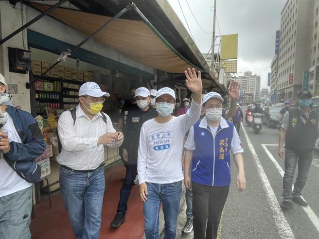 前台北市议员罗智强展开「祈福走桃园倾听人民苦」行脚，聚集党籍市议员出席力挺活动。(吕筱蝉摄)
