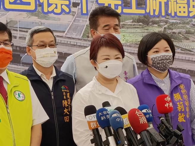 针对廖老大呛台中市卫生局一事，台中市长卢秀燕23日表示，卫生局可以说是这两年间最辛苦的局处。（陈淑娥摄）