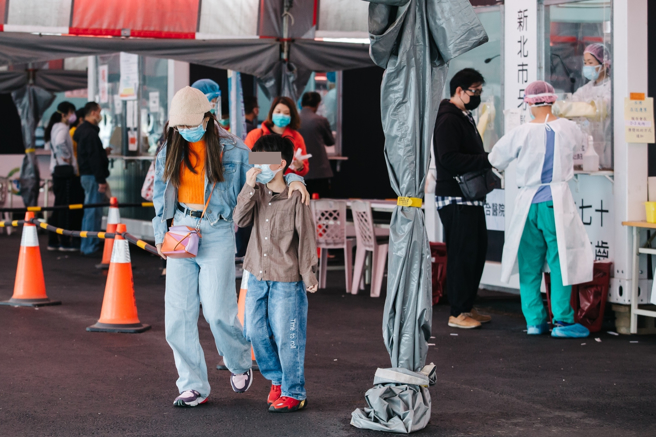 國內新冠疫情持續延燒，指揮中心指揮官陳時中昨表示，目前本土疫情沒有快速往上升，控制得宜，遭網友質疑有誰在遵守防疫規定，誠實通報。圖為民眾來採檢。（資料照 郭吉銓攝）