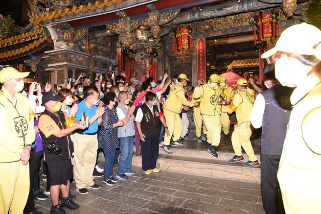 徐耀昌与信眾双手合十恭送妈祖回銮。（苗栗县政府提供／李京升苗栗传真）