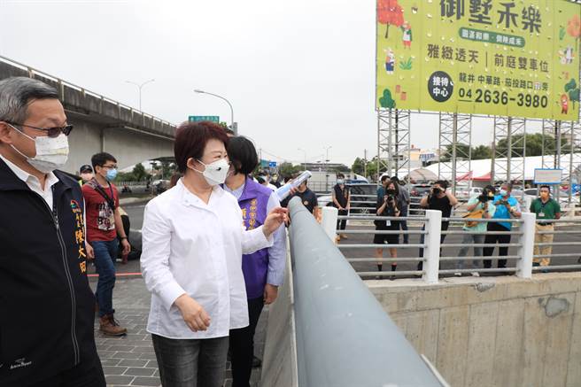 台中市長盧秀燕視察新闢的橋梁。（陳淑娥攝）