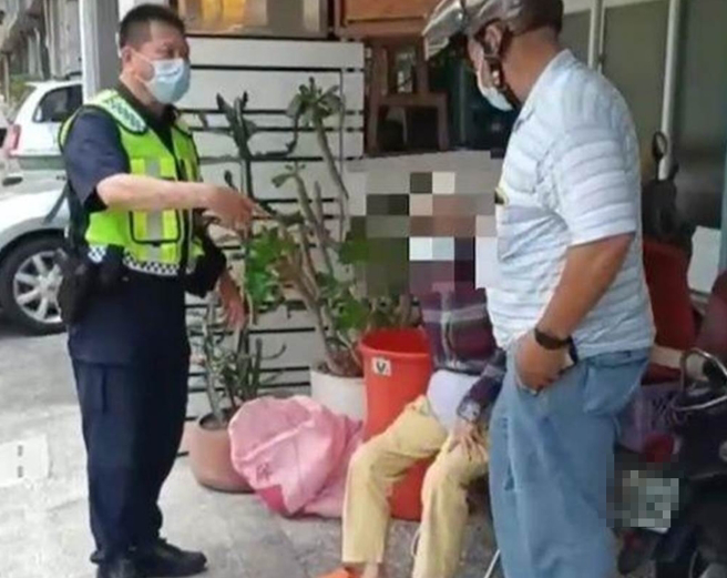 员警火速寻获萧男母亲，并通知萧男到场送回家。（翻摄照片／崔正纲高雄传真）