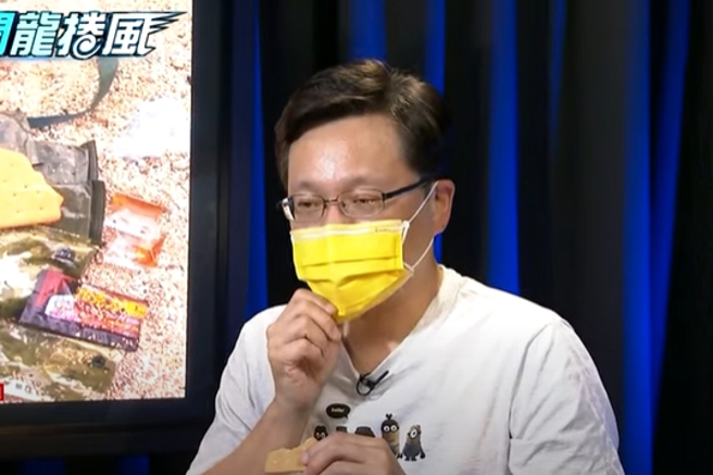 戴立纲开箱国军口粮开箱。（图/中天提供）