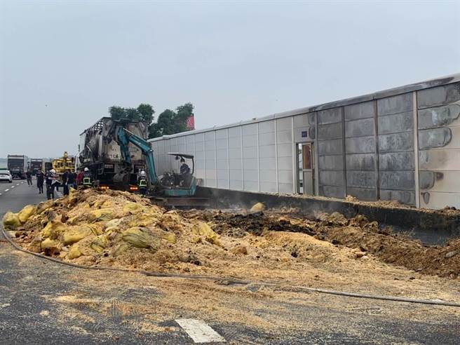 整车的泡麵付之一炬。（翻摄照片／李京升苗栗传真）