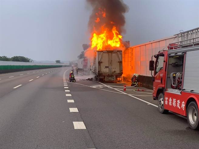 火势猛烈持续燃烧3个小时。（翻摄照片／李京升苗栗传真）