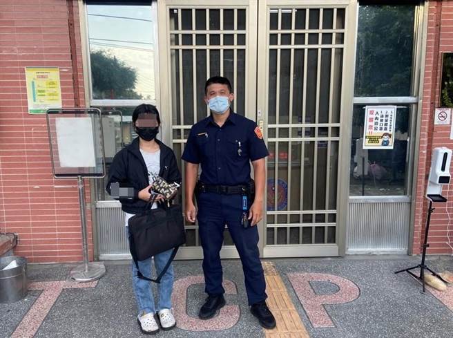 林姓女子接获警方来电，非常感谢警方的热心协助，下课后立即到派出所领回遗失的笔电。（台中市太平警分局提供／冯惠宜台中传真）