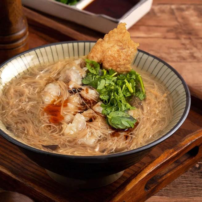 筑间餐饮集团创办人林楷杰首次携手基隆经营超过一甲子的「麦克麵线」，打造餐饮全新品牌。（筑间提供）