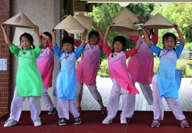 新北教支人员进行专业成长，并将正能量回馈给孩子，因此有许多学生喜欢选修新住民语。(照片/新北市教育局提供)

