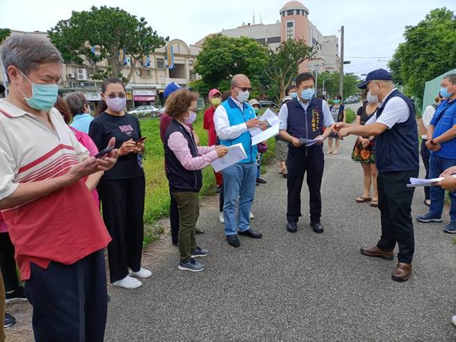 清水区近万平方公尺的国有土地迟未开发，市议长张清照前往会勘。（市议长张清照服务处提供）