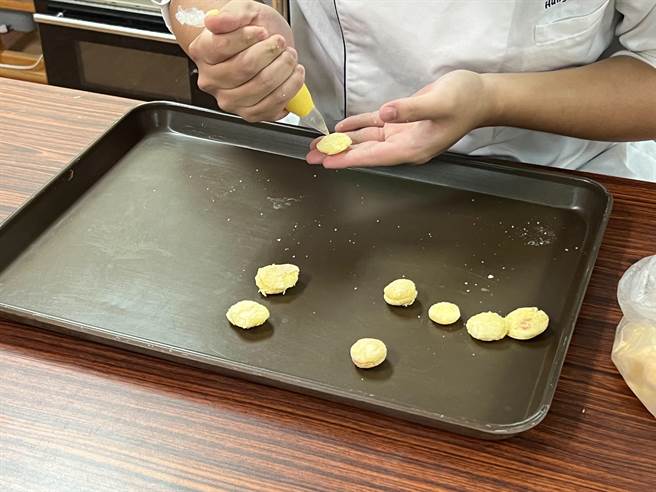 弘光科大菓子社做台式马卡龙送给医院长辈。（陈淑娥摄）