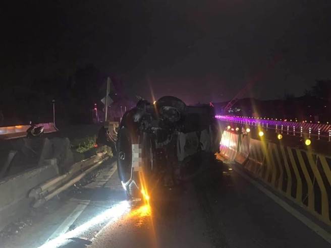 洪男車輛被撞到側翻，也導致對向３輛車撞到殘骸。（翻攝照片／李京昇苗栗傳真）