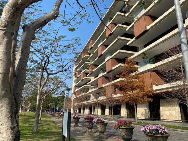 （士林新商辦大樓行情水漲船高，圖為中山北路鄰近士林捷運站的「鄉林士林官邸」。圖／鄉林建設提供）