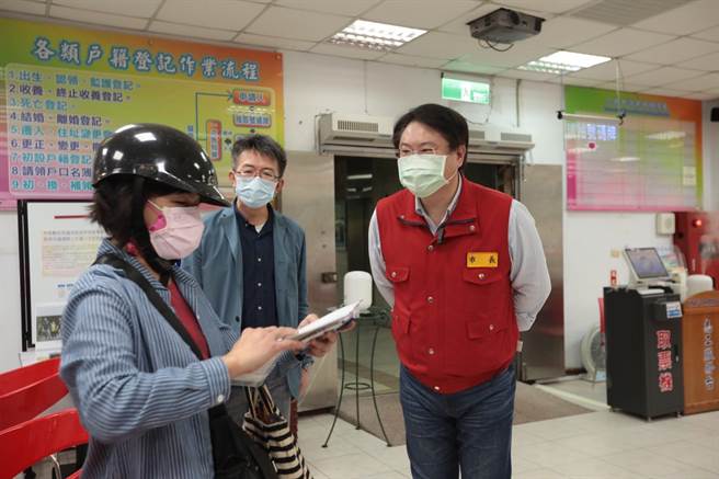 基隆市長林右昌今日上午親自前往安樂區了解發放情形。（基隆市政府提供／陳彩玲基隆傳真）
