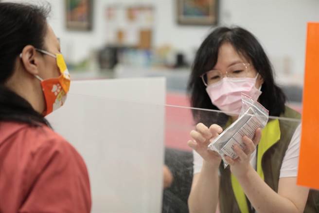 基隆市政府自行購買10萬份快篩試劑，分送給設籍基隆的孕婦，以及0至12歲孩童。（基隆市政府提供／陳彩玲基隆傳真）