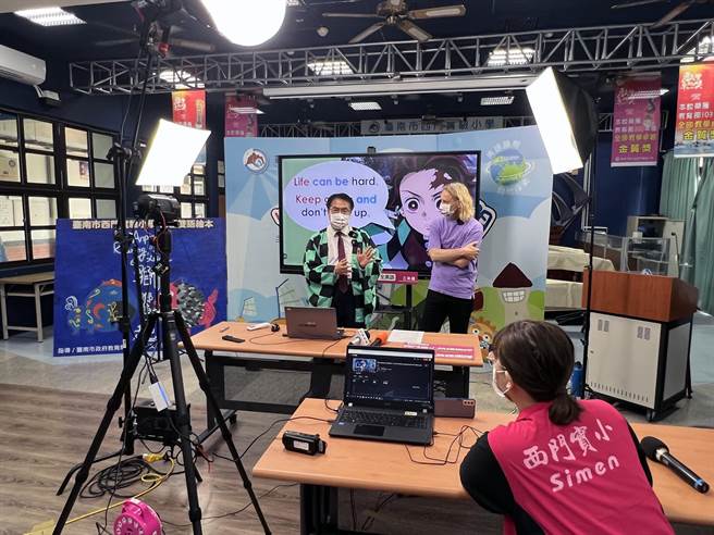 台南市长黄伟哲视察提供公版国小英语线上教学的西门实验国小时，特别穿上日本动漫《鬼灭之刃》男主角碳治郎的服装，与美籍教师Dan以英语幽默对话、互动。（洪荣志摄）