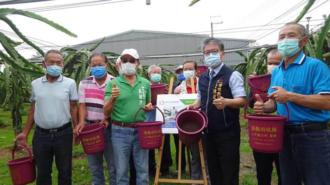 市议员吴敏济23日邀请环保局长陈宏益到外埔红龙果产销班举行说明会，并向农民推广使用沼渣有机肥。（陈淑娥摄）
