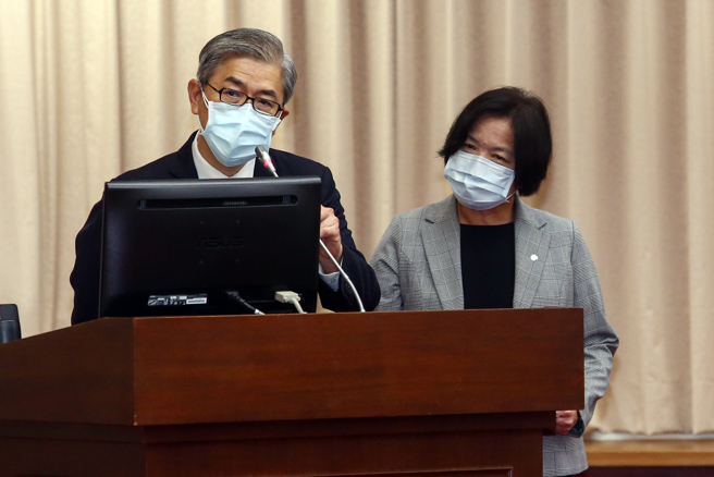 金管会主委黄天牧（左）23日赴立法院财委会「防疫保单相关争议及处理情形」专题报告。（邓博仁摄）