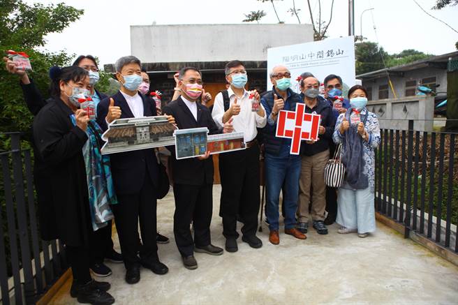 台北市副市长蔡炳坤（前排左三）23日出席阎锡山故居开幕仪式，呼吁全民疫苗打好打满，才能应付这波疫情洪峰。（张立勋摄）