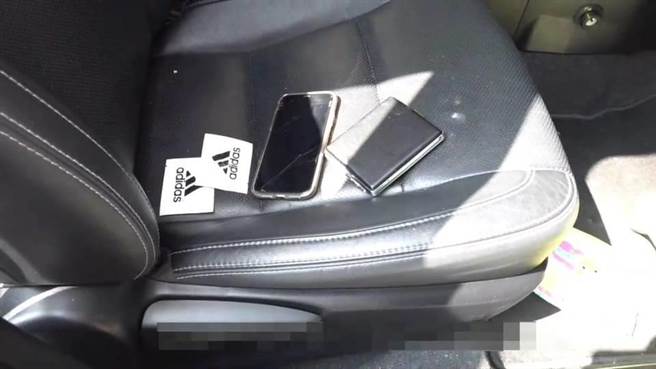 当员警开启车门，突然涌出大量的吸食K他命恶臭味，让准备搜查员警闻味受不了。（台中市警察局提供／张妍溱台中传真）