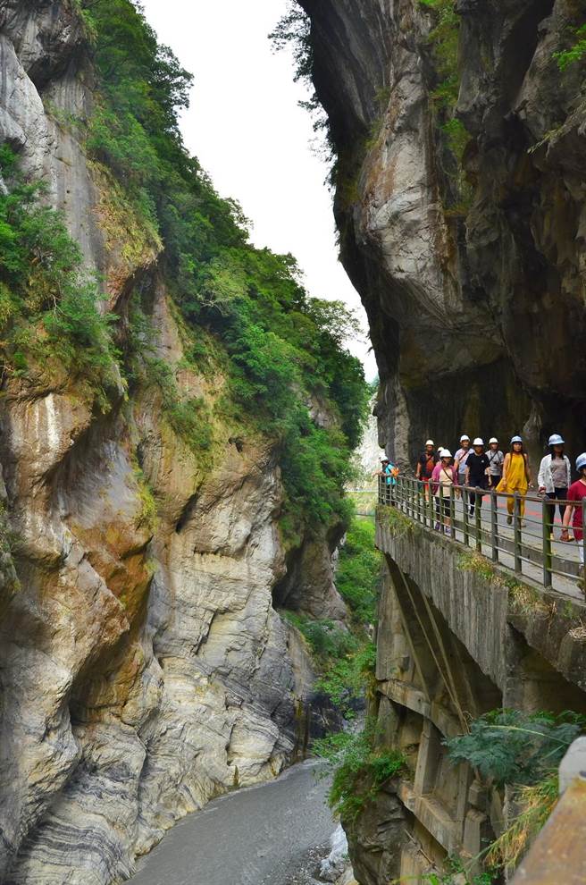 太魯閣國家公園燕子口步道部分則因施作落石刷坡工程，本月26日至6月8日將全線封閉管制。（太管處提供／羅亦晽花蓮傳真）