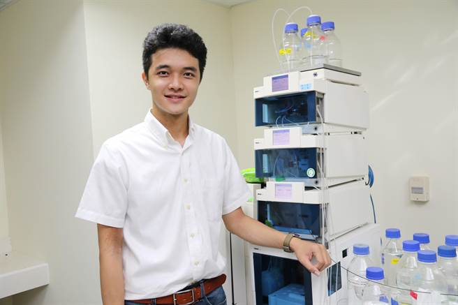 中兴大学生命科学系硕士生黄优人，以代谢工程优化菌株，分解蛋白质为胺基酸，并转化其中之亮胺酸为天然肌肉成长素酮异己酸，该研究成果勇夺绿色化学组首奖。（中兴大学提供／张妍溱台中传真）