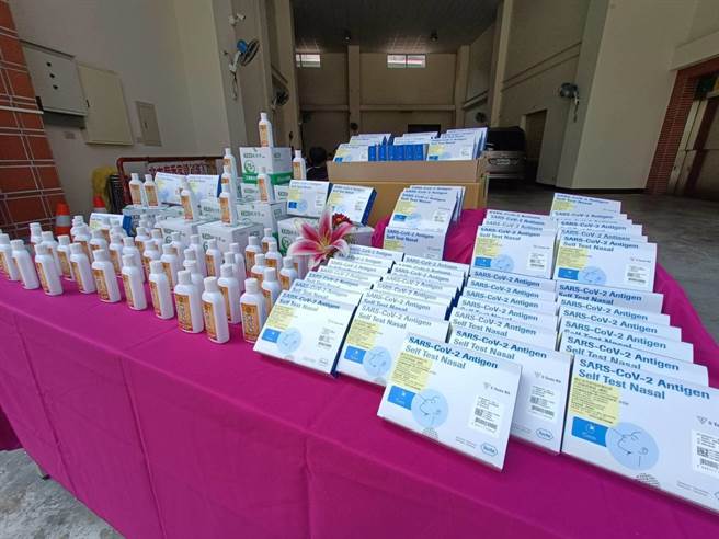 嘉义城隍庙特别花费近400万元，购买1万2000剂快筛和4万2000瓶乾洗手，送给嘉义市政府和国中小幼学童。（吕妍庭摄）