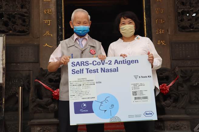 今受赠仪式上，嘉义市长黄敏惠强调这些防疫物资就像及时雨，一定会珍惜，并加以善用。（吕妍庭摄）