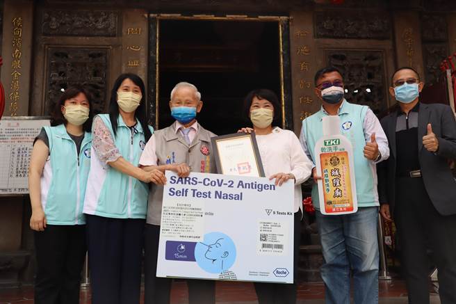 嘉义城隍庙特别花费近400万元，购买1万2000剂快筛和4万2000瓶乾洗手，送给嘉义市政府和国中小幼学童。（吕妍庭摄）