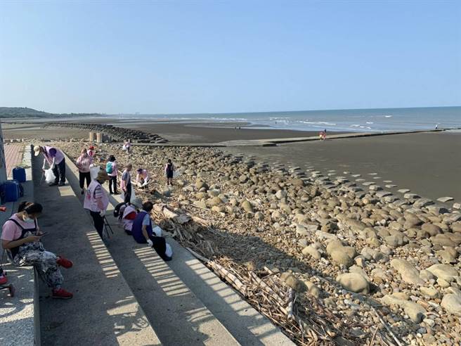 县府举办青年培力讲堂「守护绿色栖地」，将到新丰红树林生态区湿地实地踏查、净滩。（新竹县政府提供／王惠慧新竹传真）