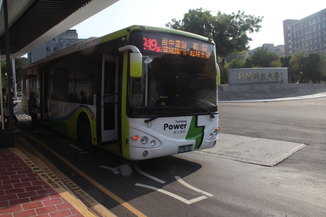 台中市政府为提供大专院校及国高中职学生便捷且安全的大眾运输服务，持续推动「公车进校园」政策。（图／台中市政府提供）