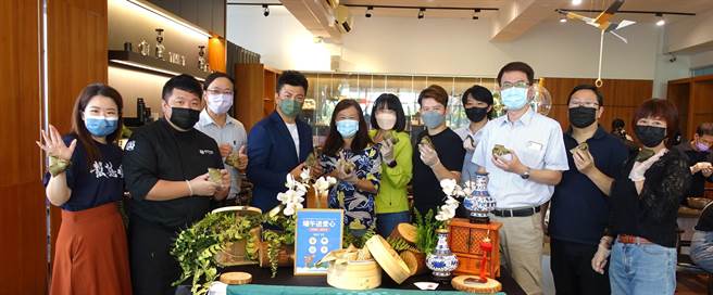 树德科大23日举行包粽活动，校友高雄市议员黄文志（左四）、郑孟洳（中）出席。（林瑞益摄）