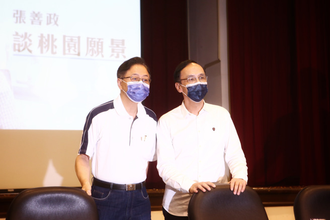 被國民黨徵召參選桃園市長的張善政（左）23日與國民黨主席朱立倫連袂出席記者會，兩人表明「桃園好，台灣才會更好！」（鄧博仁攝）