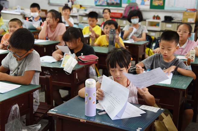 竹南镇公所为减轻家长负担，第3年发放教育补助金，今年再加码发行教育券。（苗栗县政府提供／李京升苗栗传真）