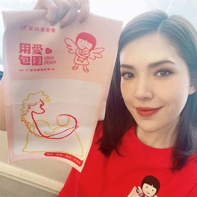 许玮宁创作《拥抱。吞噬。拥抱》，盼各界关注言语暴力问题。（家扶基金会提供）