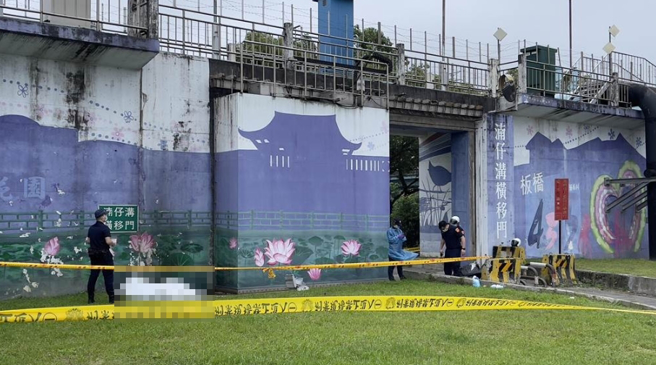 新北市板桥环河西路5段湳仔沟横移门内发现一具男性焦尸。（吕健豪摄）