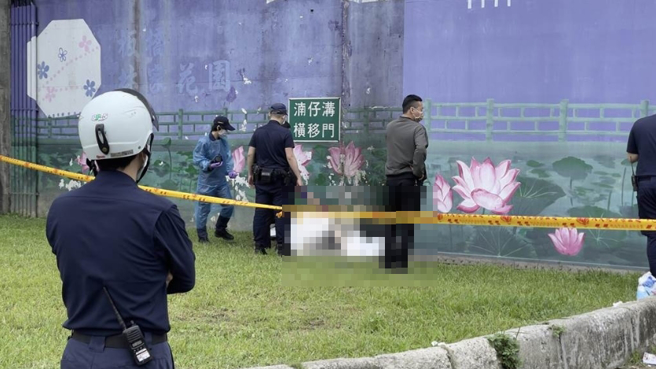 警方到场后拉起封锁线，在现场进行鑑识採证。（吕健豪摄）