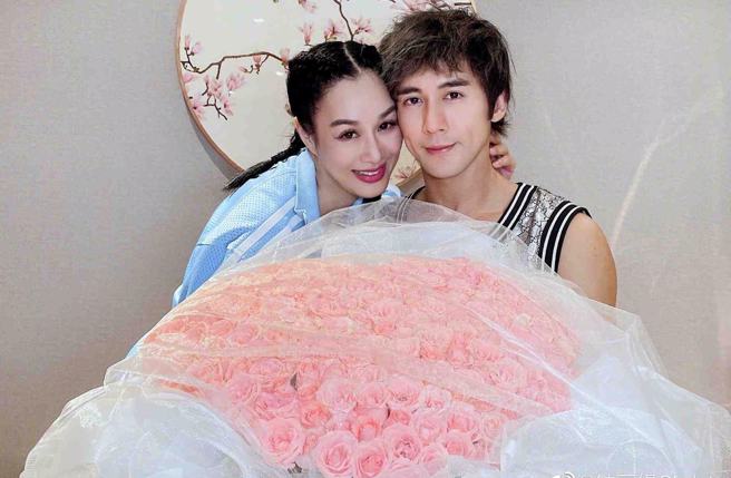 鍾麗緹與小11歲老公張倫碩結婚多年，感情仍相當恩愛。(翻攝自鍾麗緹Christy微博)