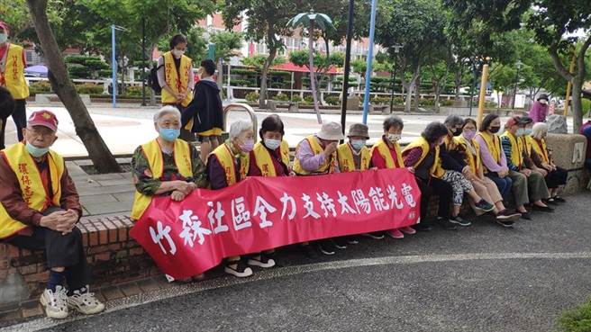 竹森社区居民也到县府前表达支持立场。（李京升摄）