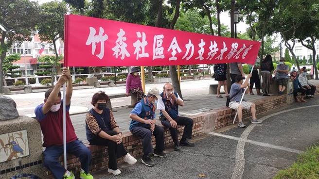 竹森社区居民拉起写着「全力支持太阳光电」的布条。（李京升摄）
