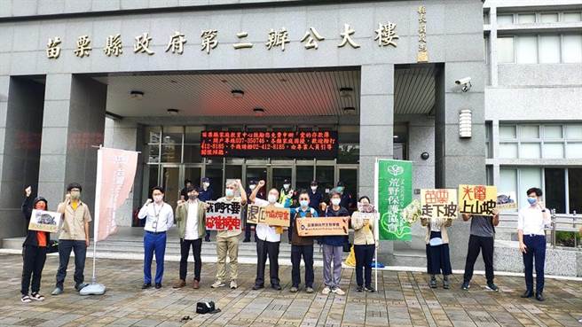 竹森光电案再审，环保团体跟多位民代到县府前广场抗议。（李京升摄）