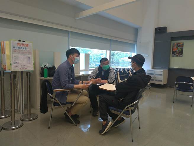 为了让新进的身障支持性就服员也能更快速地融入新职、掌握工作要领，与辅导身障个案的工作技巧等，劳工局今年推出「工作教练模式」试办计画，让资深的就服员来担任新进者的教练员，以师徒制模式达到跨单位交流与经验传承的效果。（中市劳工局提供／谢琼云台中传真）