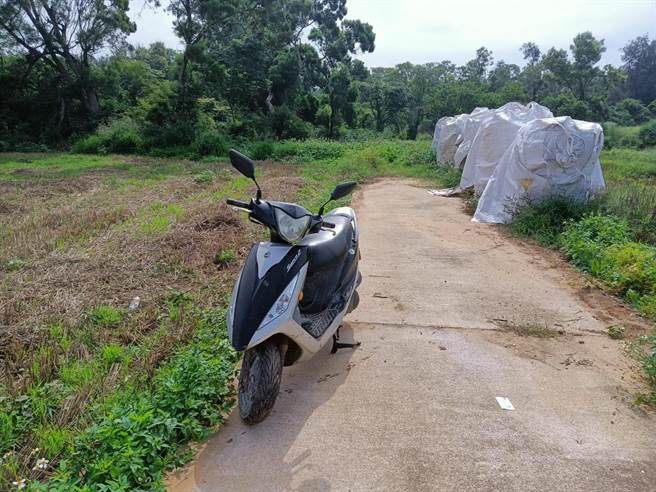 警方在产业道路发现梁姓工人所骑的机车。（警方提供）