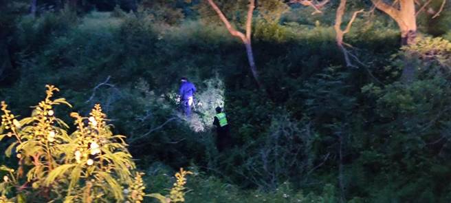 警方在琼林水库近郊找到疑似梁男的鞋子，再进一步扩大搜索范围，遍巡环保公园、产业园区等地。（警方提供）