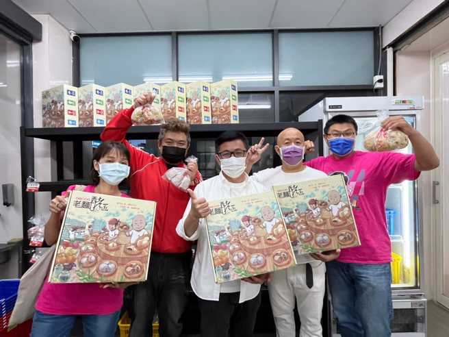 新竹市长参选人郑宏辉（右3）鼓励年轻人学技术，并说会协助完善创业环境与制度，支持更多勇于追求梦想的创业伙伴。（图／翻摄自郑宏辉脸书）