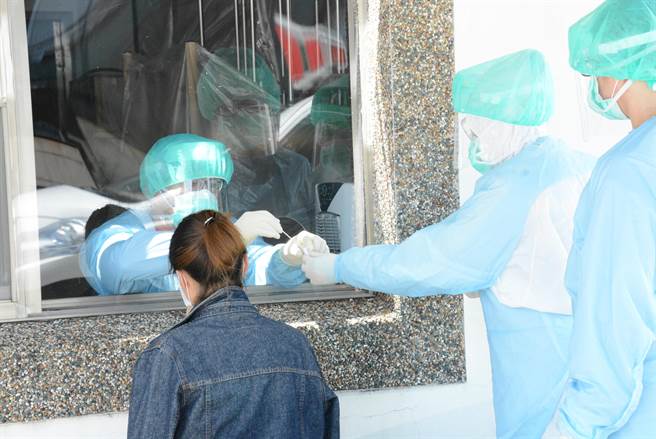 加速诊断及减少重症，屏县宣布：原民及离岛居民快筛阳即确诊。(林和生摄)